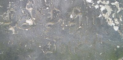 der Name F.A.L. Hirsch ist auf dem Stein der Totenlade eingraviert