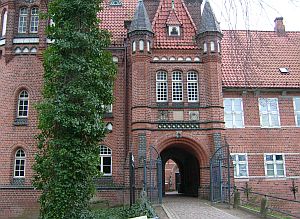 vor dem Umzug Mai 2013 befand sich die Vereinsbibliothek der GGHH im Bergedorfer Schloss